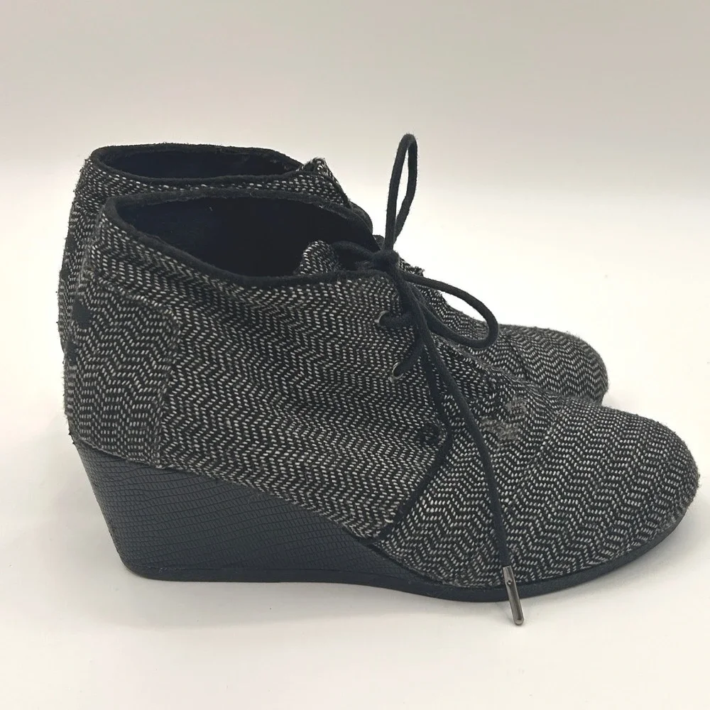 TOMS Black White Herringbone Wedge Ankle Booties Size 8 Lace‎ Up Shoes Scandi